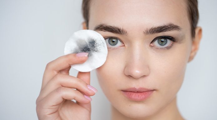 Impacto de dormir com maquiagem na saúde dermatológica