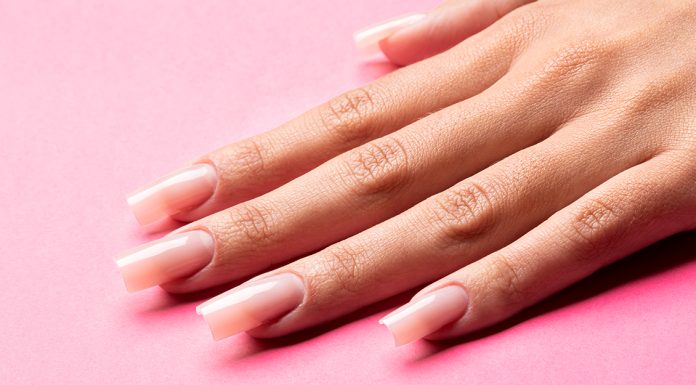 Unhas Postiças vs. Alongamento de Unhas: Qual Escolher?