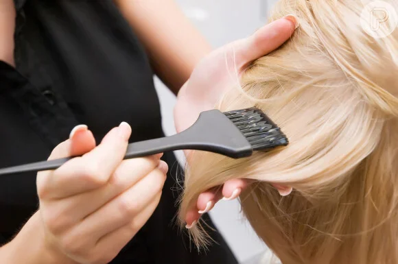Transformação Total: Do Cabelo Escuro ao Platinado