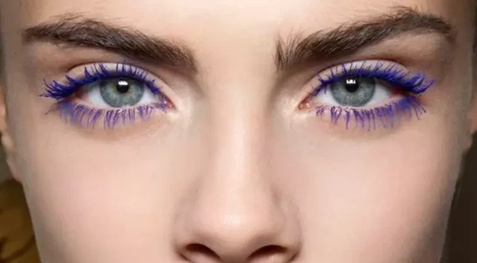Como Usar Rimel Azul para Realçar seus Olhos