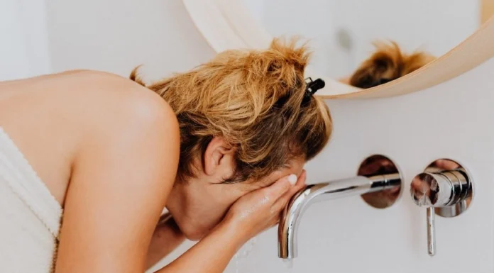 Truques para tirar maquiagem pesada e manter a pele saudável