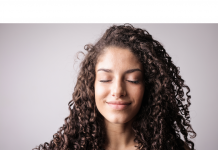 Produtos para cabelos cacheados: descubra os melhores para cuidar dos seus cachos