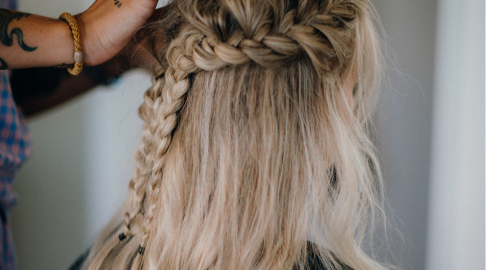 Cabelos descoloridos? Veja como restaurar a saúde dos fios