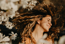 Como proteger o cabelo cacheado no sol