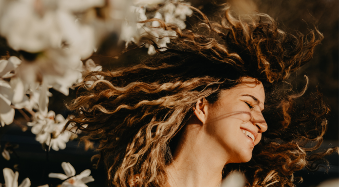 Como proteger o cabelo cacheado no sol