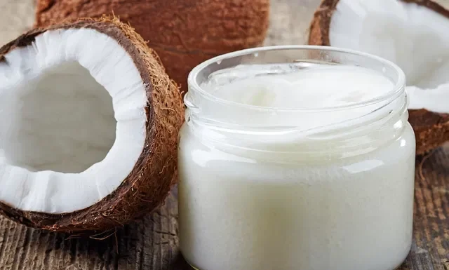 Como incluir óleo de coco na rotina de cuidados com a pele e o corpo