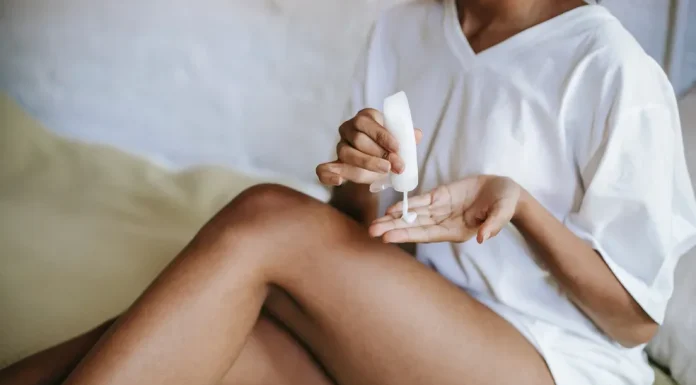 Dicas essenciais para descolorir os pelos do braço sem agredir a pele